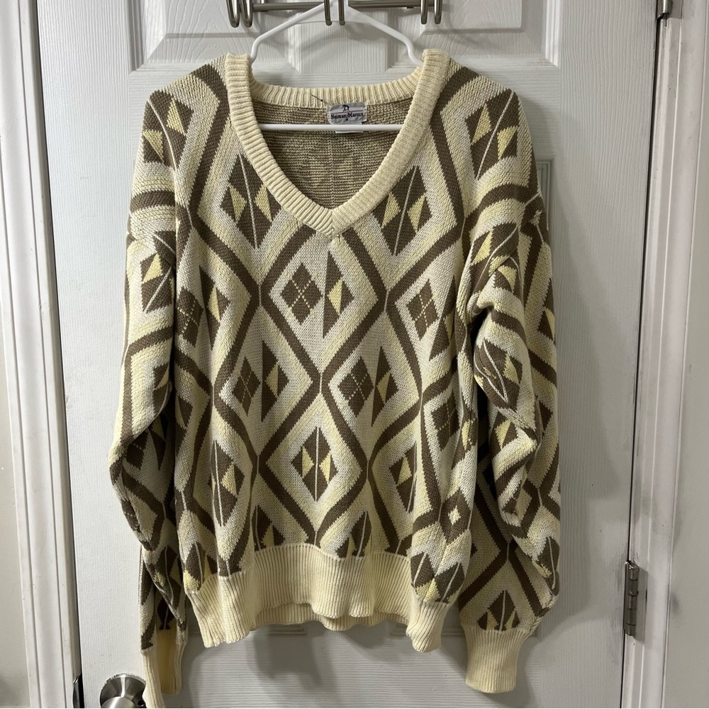 Neiman Marcus men’s vintage classic argyle v neck combed cotton sweater